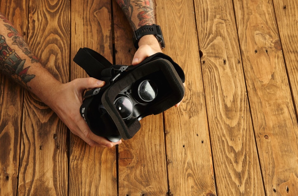 Dettaglio di materiali e dispositivo di controllo AI per abitazione